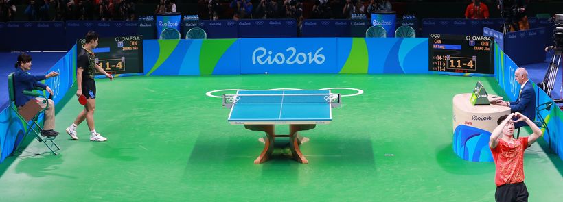 Der Weltmeister bedankte sich bei seinen Fans, indem er ein Herz formte, das er ins Publikum zeigte. (©Flickr/ITTFWorld)