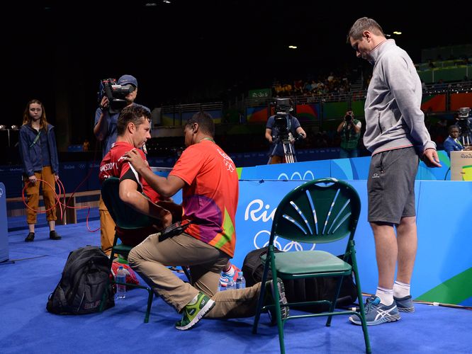 Dieser verletzte sich im zweiten Satz im Rippenbereich des rechten Schlagarms. Er musste erst einmal behandelt werden. (©Flickr/ITTFWorld)