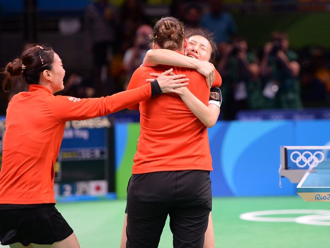 ...während nicht nur Han Ying Freudentränen vergoss, auch Petrissa Solja und Shan Xiaona verdrückten eine Tränen. (©Flickr/ITTFWorld)