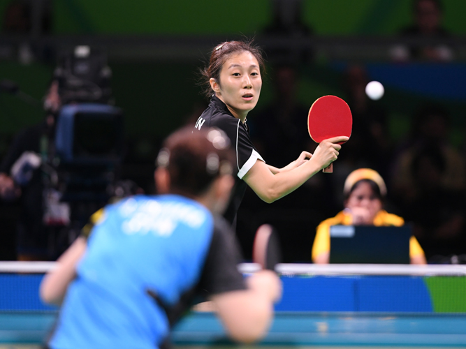 ...so dass das Duell zwischen Han Ying und Ai Fukuhara entscheiden musste. Wie die ersten drei Partien ging auch dieses Match bis in den Entscheidungssatz. Bei eigenem Matchball konnte Han Ying einen Angriffsball der Japanerin noch so gerade mit der Rückhand abwehren... (©Flickr/ITTFWorld)