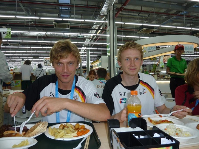 Lecker China-Food in der Universiade-Mensa für das Doppel Wehking/Flemming (© privat)