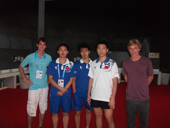 Die drei Erstplatzierten Xu Xin, Yan An und Fang Bo schlagen den Fotowunsch von Hermann Mühlbach (l.) nicht aus, Lennart Wehking (r.) etwas schüchtern (© privat)