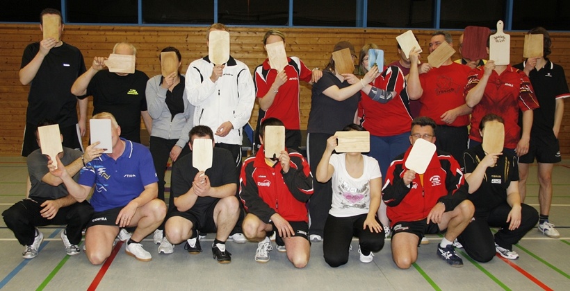 Alle TTC-Narren mit Vesperbrett vor dem Kopf: Die Teilnehmer der ersten WM in Muggensturm (© Hartmut Metz).