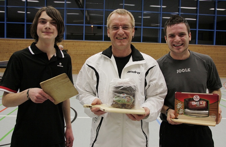 Die Medaillen-Gewinner David Rieß (v.l.), Weltmeister Uli Deisinger und Patric Seidt mit ihren Vesperbrettern und köstlichen Preisen (© Hartmut Metz).