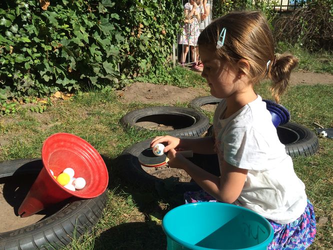 ...und spielten die Bälle in die Hütchen (©STTB)