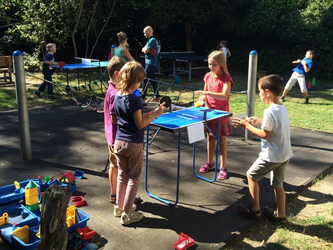 In kleinerer Ausführung passt ein Tischtennistisch auch zwischen Spielzeug und Klettergerüste (©STTB)