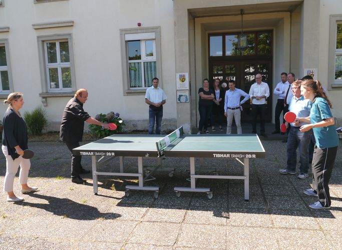 Innenminister Bouillon an der Platte mit Werner Laub und Anna-Lena Kirch (STTB-Schulsportbeauftragte) und zuschauenden Mitarbeitern aus dem Ministerium für Inneres und Sport (©STTB)