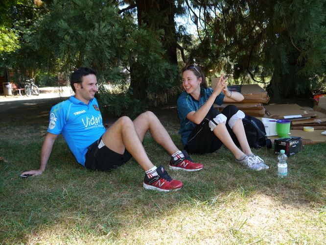 Bojan Tokic relaxt nach dem Match mit der Schulsportbeauftragten Anna-Lena Kirch (©STTB)