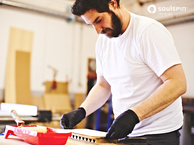 Alle Furniere werden von Hand mit Kleber bestrichen (©neon-fotografie)