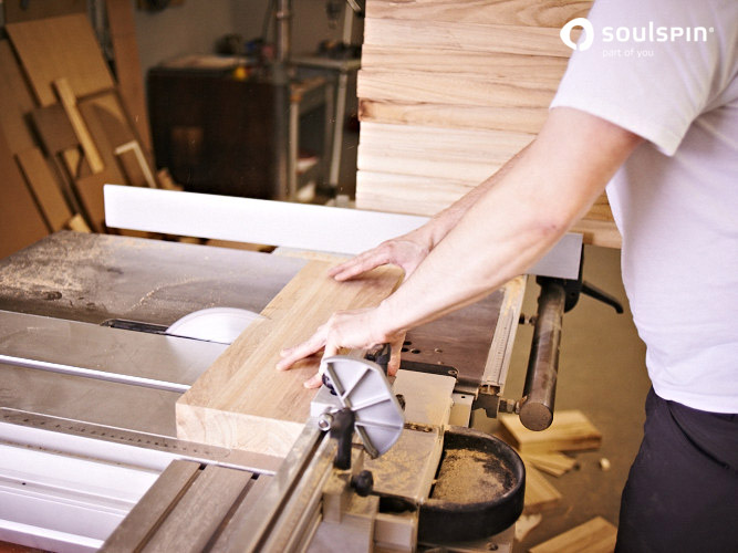 Zunächst wird das Holz vor der Weiterverarbeitung zu Sägefurnieren grob zugeschnitten (©neon-fotografie)