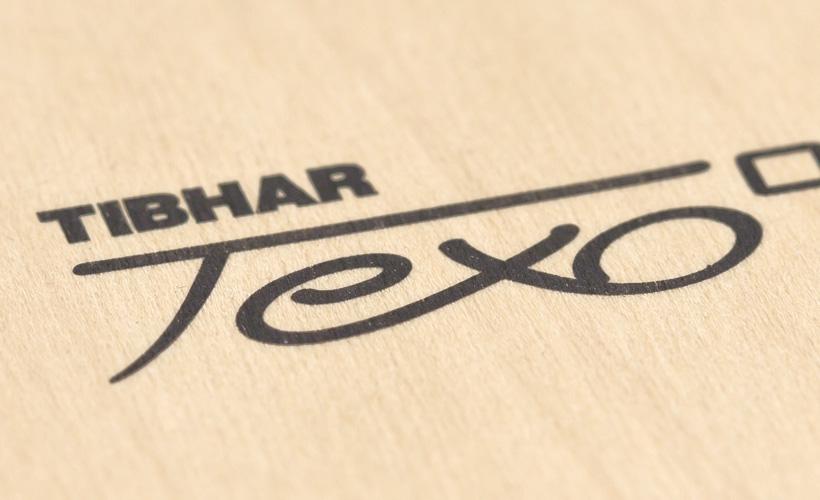 Das Label steht für Qualität ohne Kompromisse: Texo-Schriftzug auf dem sehr ebenmäßigen Außenfurnier des Texo OFF.