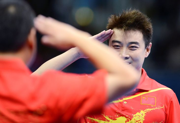 Wang Hao salutiert vor Liu Guoliang (©dpa picture alliance)