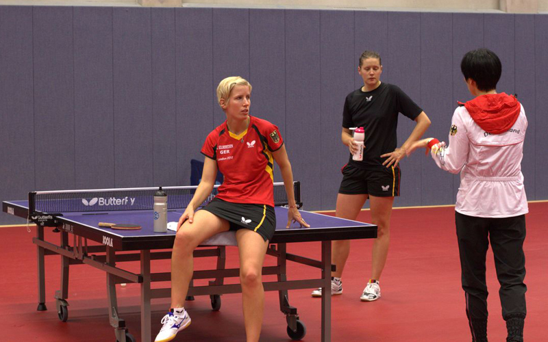 Jie Schöpp analysiert das Trainingsspiel zwischen Kristin Silbereisen und Irene Ivancan (©Fabig)