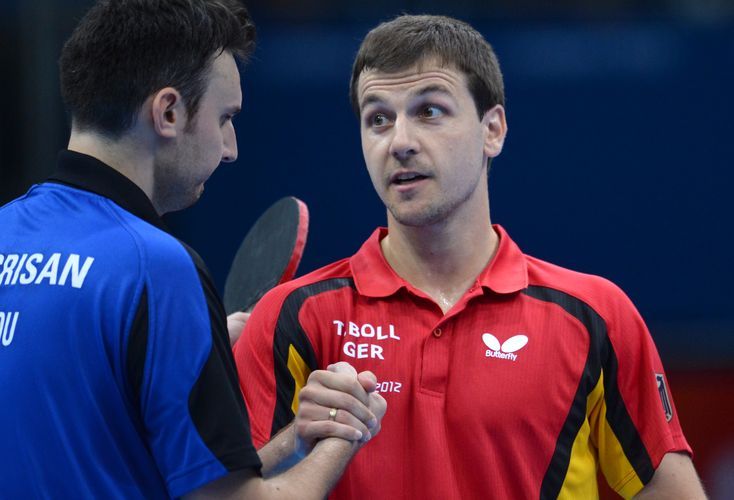 Timo Boll honorierte die Leistung von Adrian Crisan (©dpa picture alliance)