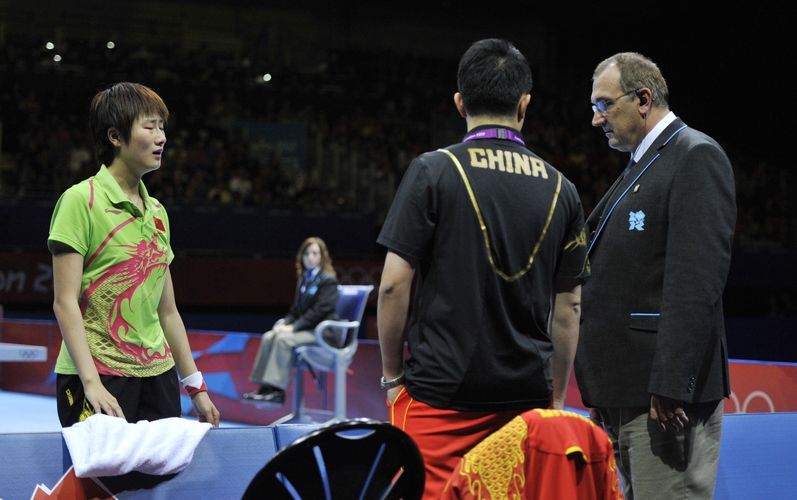 Ding Ning bei verzweifelter Diskussion mit dem Oberschiedsrichter (©dpa picture alliance)