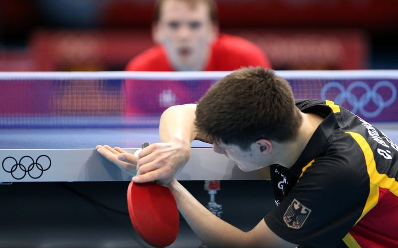 Dimitrij Ovtcharov beim Aufschlag gegen Paul Drinkhall (©dpa picture alliance)