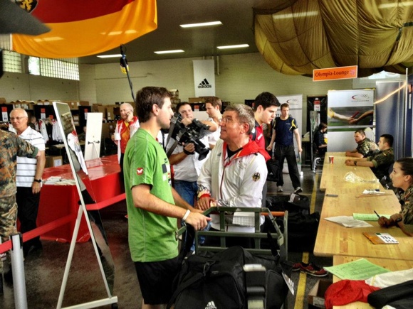 DOSB-Präsident Thomas Bach im Gespräch mit Timo Boll (©facebook.com/Olympiamannschaft)