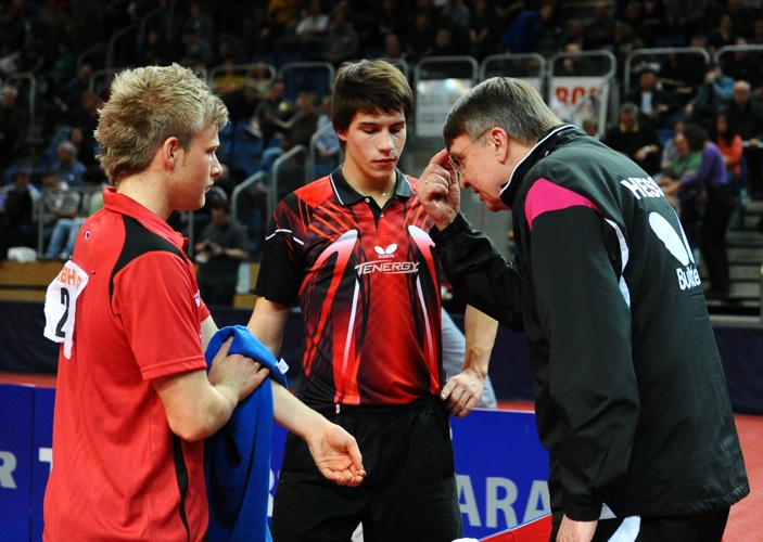 Time out: Philipp Floritz (SV Plüderhausen) und Patrick Franziska (TG Hanau) mit Trainer Helmut Hampl (© Roscher)