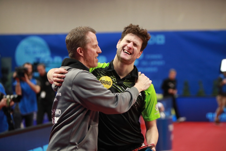 ... und überschäumende Freude mit dem Coach. (©ITTF)