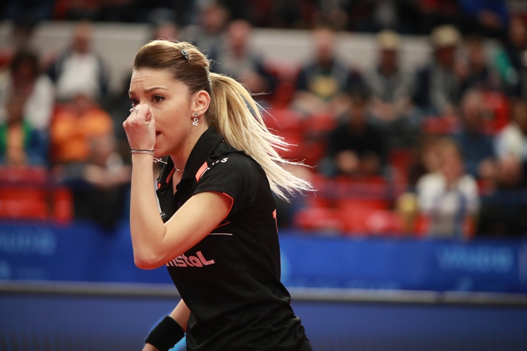 Im Finale sah zunächst Titelverteidigerin Bernadette Szöcs nach der sicheren Siegerin aus. (©ITTF)