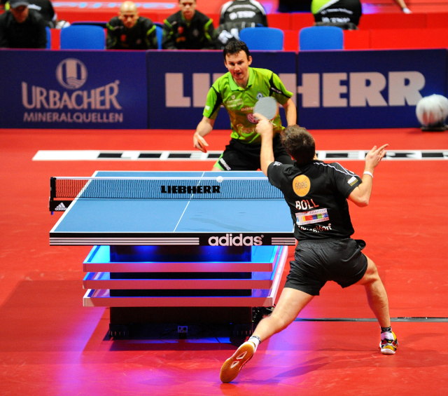 Die Halbfinals konnten beginnen: In der Begegnung Borussia Düsseldorf gegen Werder Bremen kam es gleich zum Aufeinandertreffen von Timo Boll mit seinem 'Angstgegner' Adrian Crisan (©Roscher)