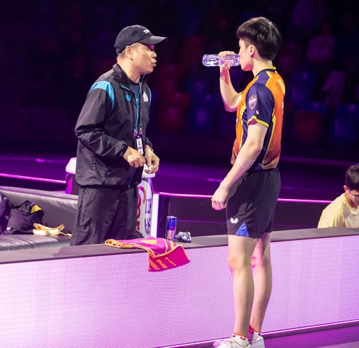 Der erfolgreichste Spieler des Turniers war Lin Yun-Ju. Der Taiwaner besiegte unter anderem Tomokazu Harimoto, Wang Chuqin und Ma Long. Tipps gab ihm an der Bande Coach Wei Jinguang (©Gohlke)