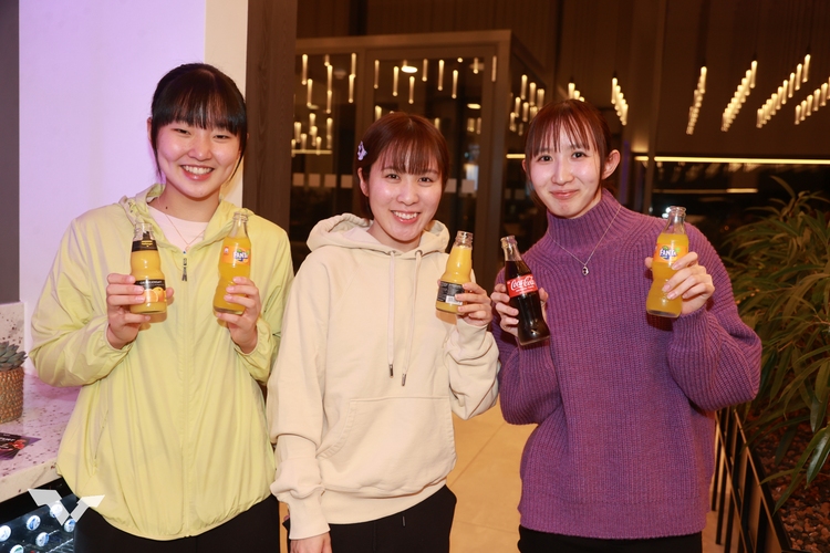 Das japanische Trio Miwa Harimoto, Miu Hirano und Hina Hayata bediente sich an den Soft-Drinks... (©ITTF)