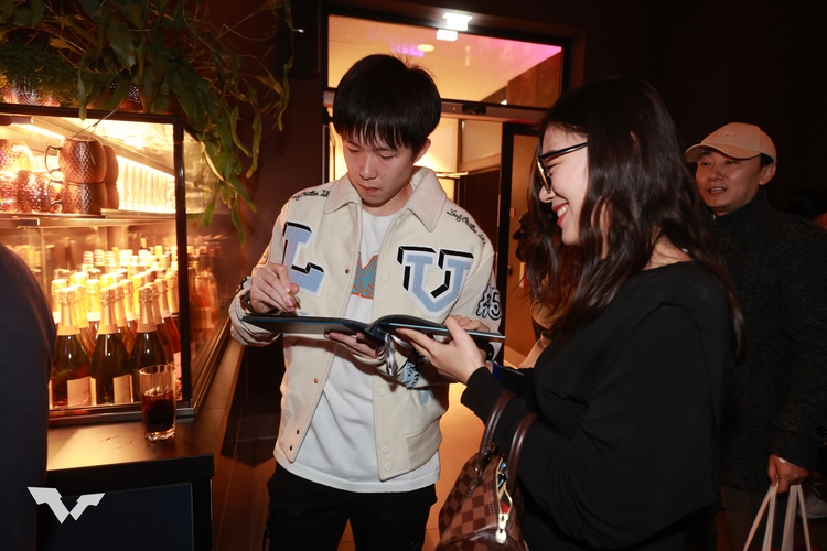 Wang Chuqin machte Fans mit seinem Autogramm glücklich... (©ITTF)