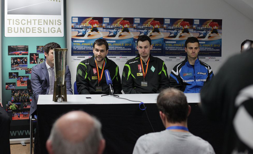 Bremens Trainer geriet bei der anschließenden Pressekonferenz in Erklärungsnot. Keine 15 Minuten Deutscher Meister und schon muss er sich der Frage stellen: 