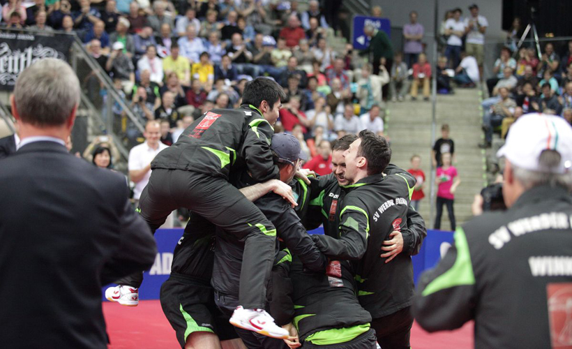 Die Spieler stürmten die Box und nahmen Cioti in die Arme. Auch der sonst eher zurückhaltende Chuang sprang auf die tanzende Truppe. (©Fabig)