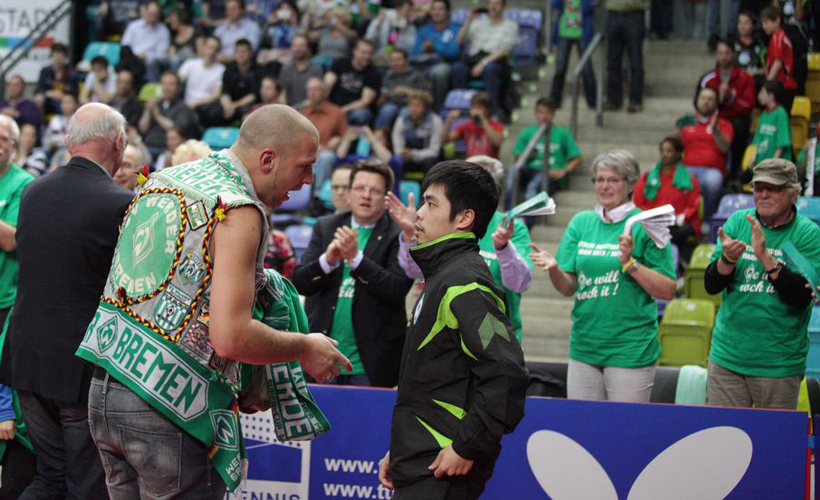 Hier wollte ein besonders hartnäckiger Fan unbedingt des Weltmeisters Trikot als Trophäe. (©Fabig)