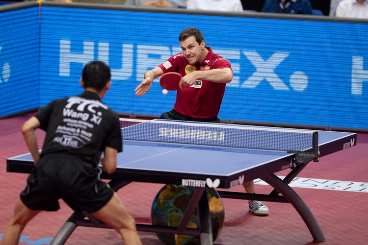 Dann kam es zum Spitzenspiel zwischen Timo Boll und Wang Xi. Hatte Boll in der regulären Saison eine Niederlage gegen den Abwehrspieler einstecken müssen… ©Fabig