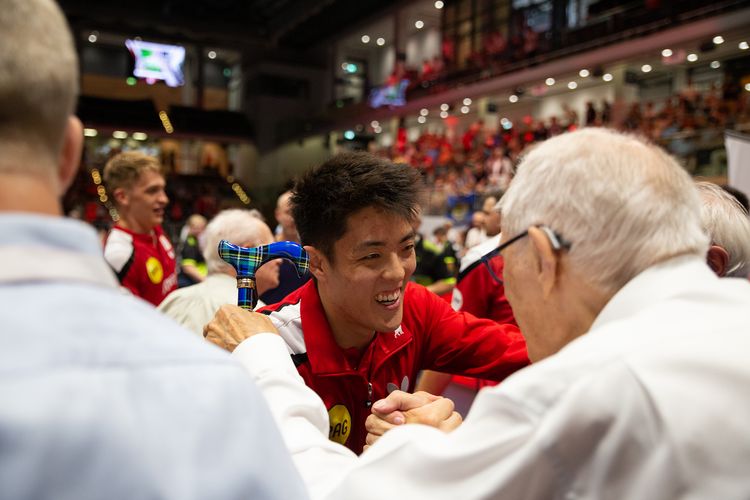 Dang Qiu sucht den Handschlag mit DTTB-Ehrenpräsident Hans Wilhelm Gäb, der sich das Finale nicht entgehen ließ (©Fabig)