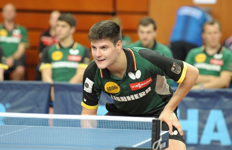 Für das zweite Spiel des Tages hatten sich Timo Boll und Steffen Mengel schon drauf eingestellt, zu zweit anzutreten. Doch Dimitrij Ovtcharov kam nach verspätetem Flug gerade noch rechtzeitig in die Halle (©Stosik)