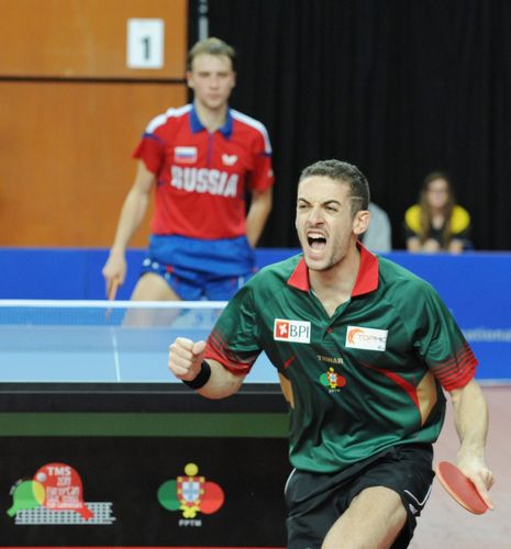 Ein gutes Spiel vor einer guten Kulisse konnten die Iberer um Marcos Freitas (hier gegen Alexander Shibaev im letzten Einzel) mit 3:1 gewinnen. (©Stosik)