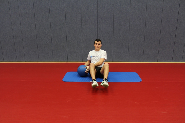 Übung 2 (Medizinball im Sitz): Der Medizinball darf kurz auf dem Boden abgesetzt werden. (©Schäbitz)