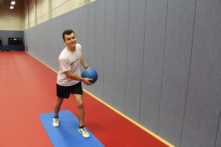 Übung 4 (Rotation in Schrittstellung mit Medizinball): Fangen Sie den Ball in der Schrittstellung und werfen Sie ihn wieder zurück zu Ihrem Partner. (©Schäbitz)