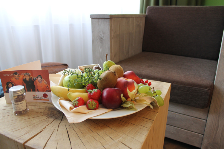 Gesunde Ernährung wird in der ZUGBRÜCKE Grenzau groß geschrieben. Im Hotelzimmer wartet sogar ein Obstkorb auf unsere Trainingstesterin... (©Hu)