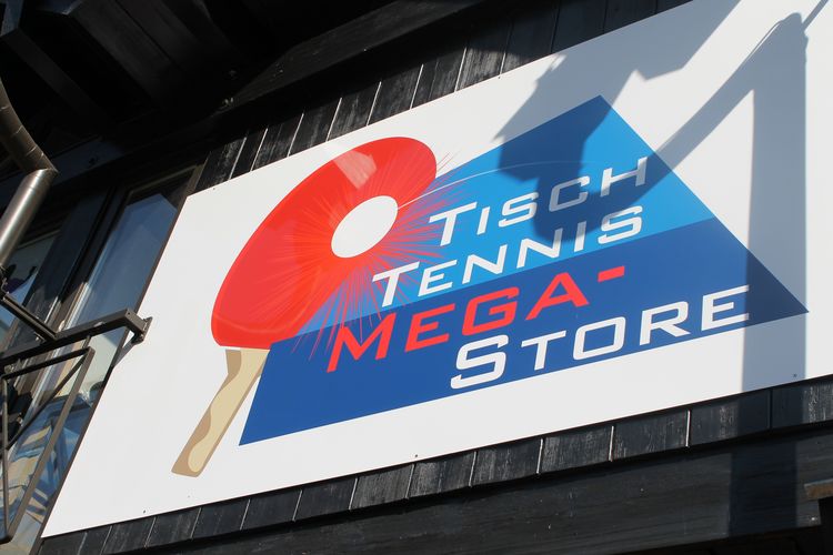 Und jetzt noch eine kleine Shoppingtour im Tischtennis Megastore (©Hu)