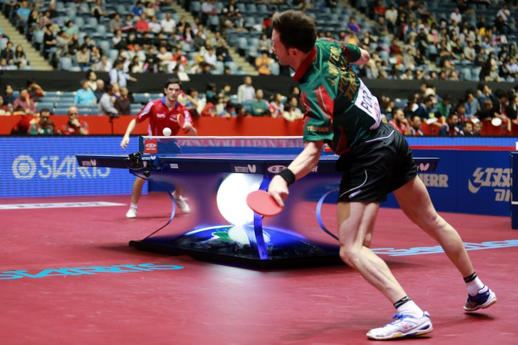 Hier muss sich Joao Monteiro ganz schön strecken, um den Ball noch zu erreichen (©ITTF/Rémy Gros)