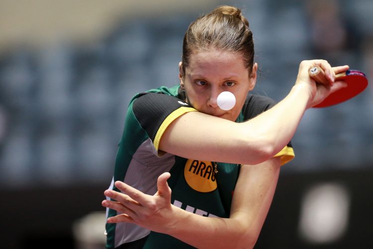 Irene Ivancan voll konzentriert beim Aufschlag. Sie scheint in Tokio in guter Verfassung zu sein! (©ITTF/Rémy Gros)