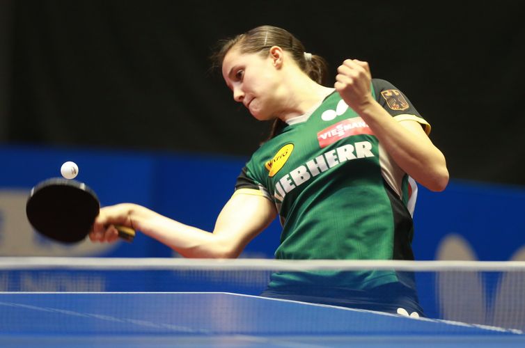 Auch bei Sabine Winter zeigt die Formkurve nach oben! So konnte sie sich beim Spiel Deutschland - Ukraine mit 3:3 gegen Ganna Gaponova durchsetzen (©ITTF/Rémy Gros)