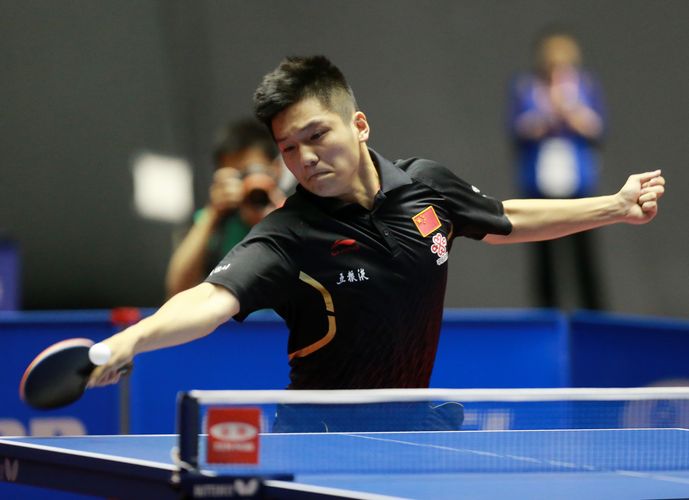 …und den chinesischen Herren. Fan Zhendong ließ seinem Gegner wenige Chancen (©ITTF/Rémy Gros)