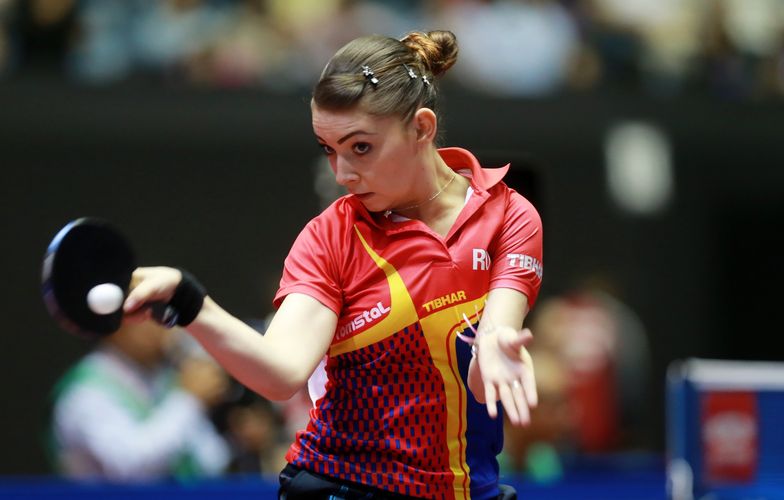 Ob der Schlag so im Lehrbuch steht? Bernadette Szocs beim Vorhand-Topspin (©ITTF/Rémy Gros)