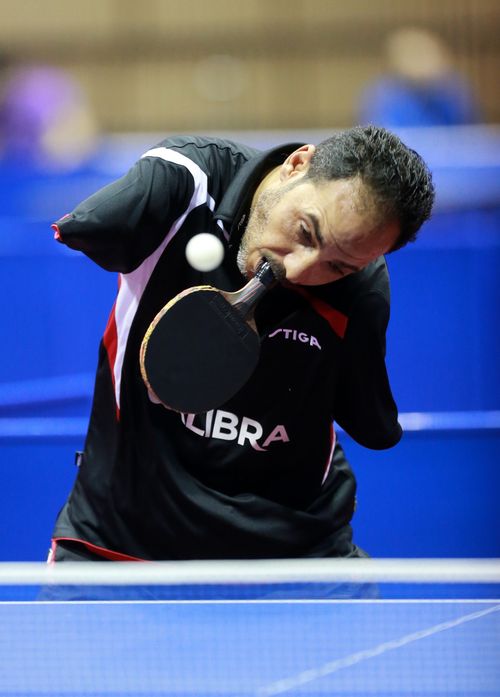 Abseits vom Geschehen in der Haupthalle absolvierte der Ägypter ohne Arme, Ibrahim Elhoseney...(©ITTF/Rémy Gros)