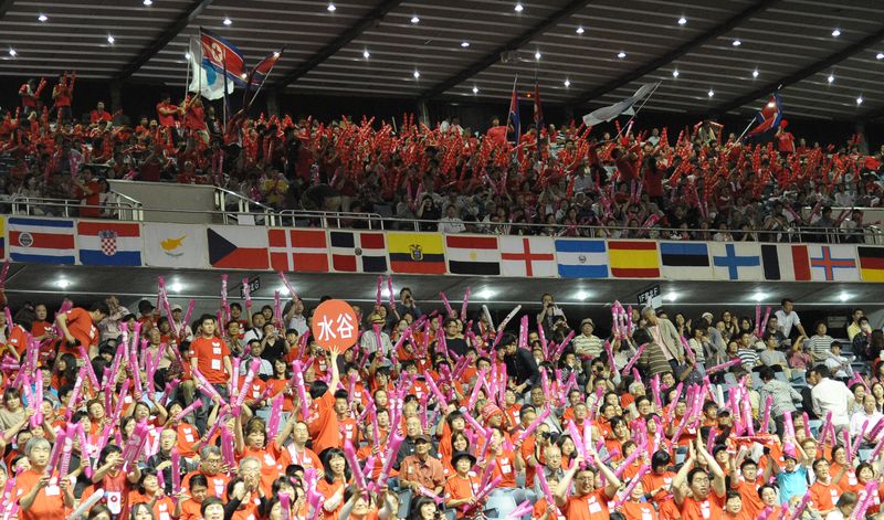 Die Zuschauer im Yoyogi Gymnasium in Tokio sorgen seit Tagen für gute Stimmung. (©Stosik)