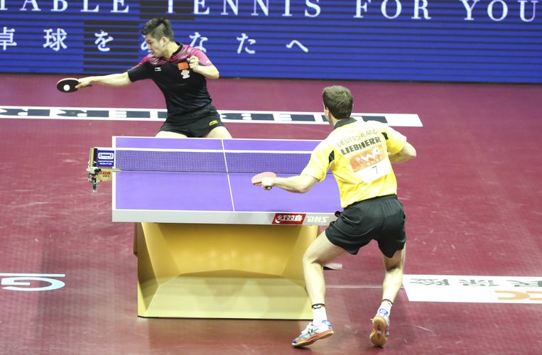 Direkt im Anschluss kam es zum Duell zwischen Timo Boll und Fan Zhendong. (©Stosik)