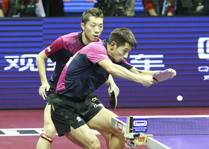 Im Anschluss stand noch das Doppel-Finale der Herren auf dem Programm. Darin trafen die Boll/Ma Long-Bezwinger Zhang Jike und Xu Xin… (©Stosik)