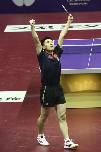 …das sollte jedoch nicht reichen. Denn Fang Bo hatte am Ende knapp die Nase vorn und schaffte den Sprung ins Viertelfinale. Genau wie im Parallelspiel Ma Long gegen Joo Saehyuk.