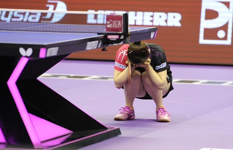 Von ihren Emotionen überwältigt ist Ai Fukuhara. Im Viertelfinale gegen Deutschland schlug sie im dritten Einzel Kristin Silbereisen, der sie sich am Tag zuvor hatte geschlagen geben müssen. (©Stosik)